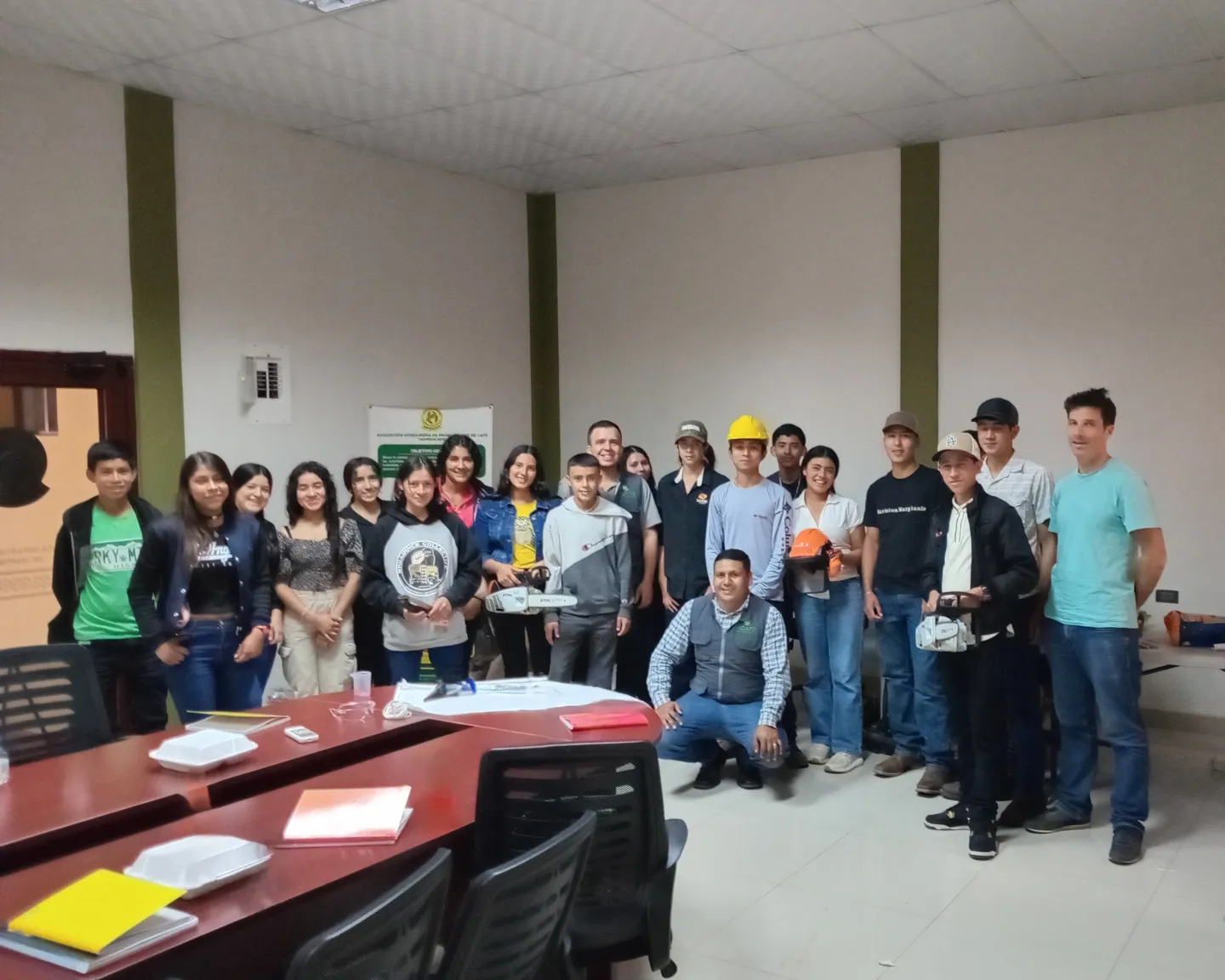 Jóvenes participantes en la formación técnica para jóvenes denominada “Prestador de Servicios de Manejo Agronómico del Cultivo del Café”. 