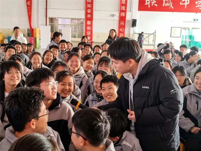 Tsinghua University students promoting green skills in local city