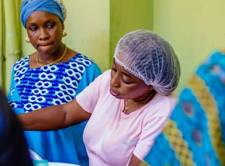Foussenatou forme des femmes migrantes à la fabrication du yaourt, leur ouvrant ainsi la voie vers plus d’autonomie économique et de résilience