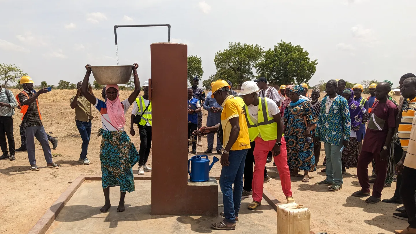 Remise officielle de bornes-fontaines fonctionnelles aux communautés, au grand bonheur des femmes venues s’approvisionner en eau.