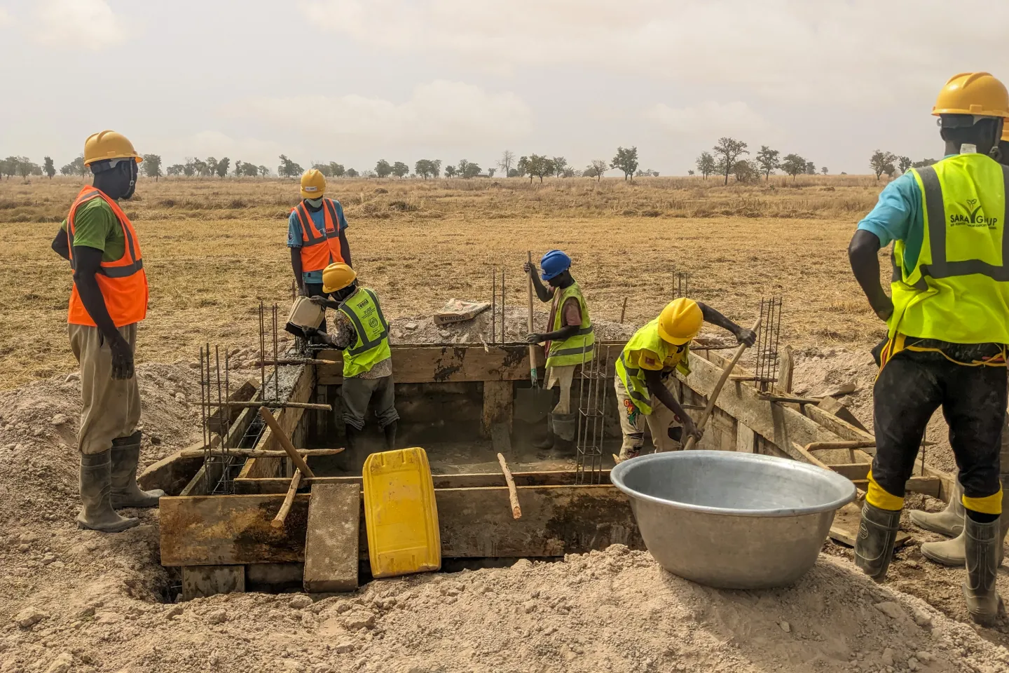 Aménagement des bacs à eau par les bénéficiaires du projet ''DG CRISIS'', sous la supervision du personnel technique des entreprises partenaires au projet