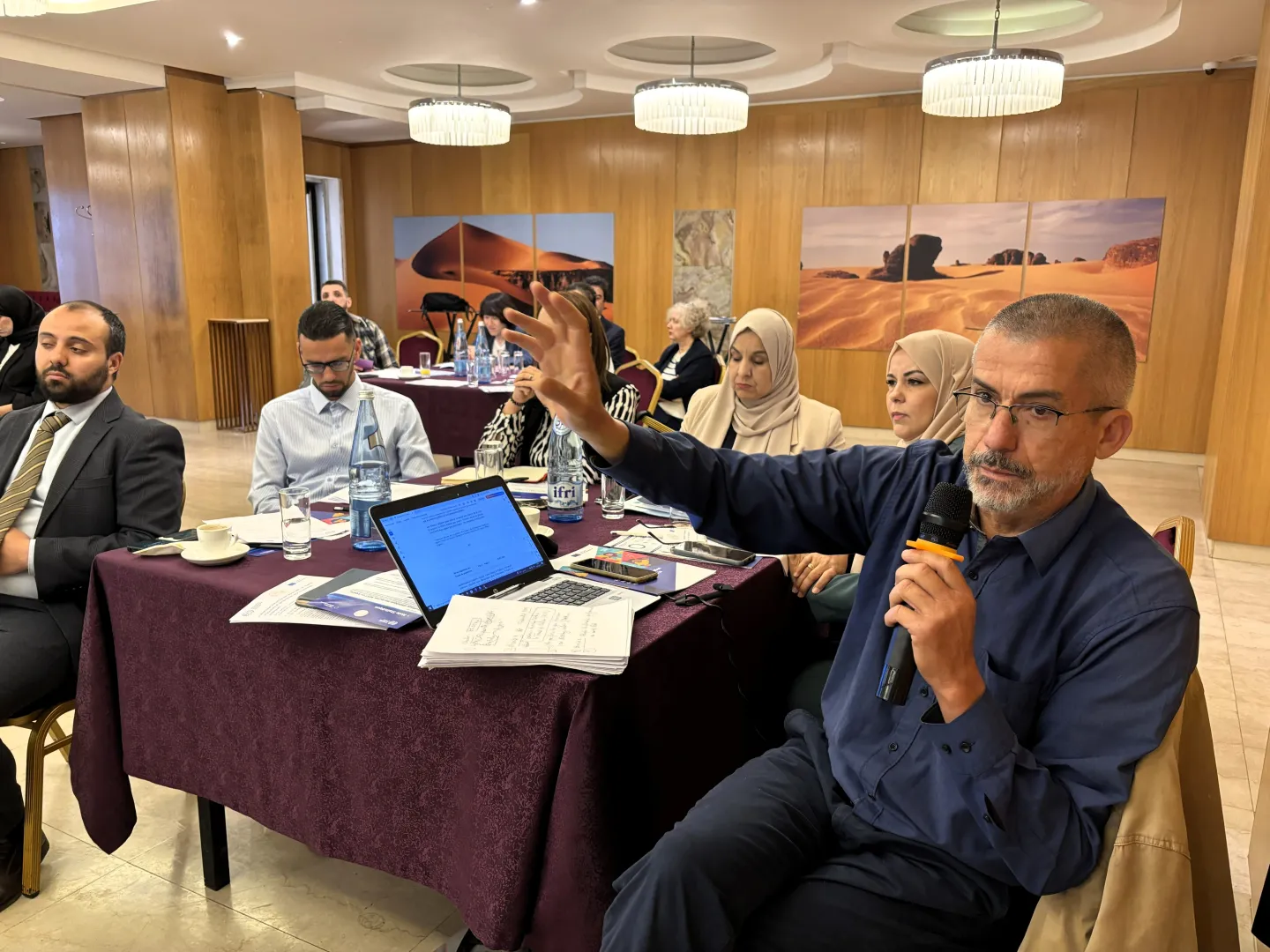 Intervenant prenant la parole lors d’un atelier sur les jeunes NEET en Algérie