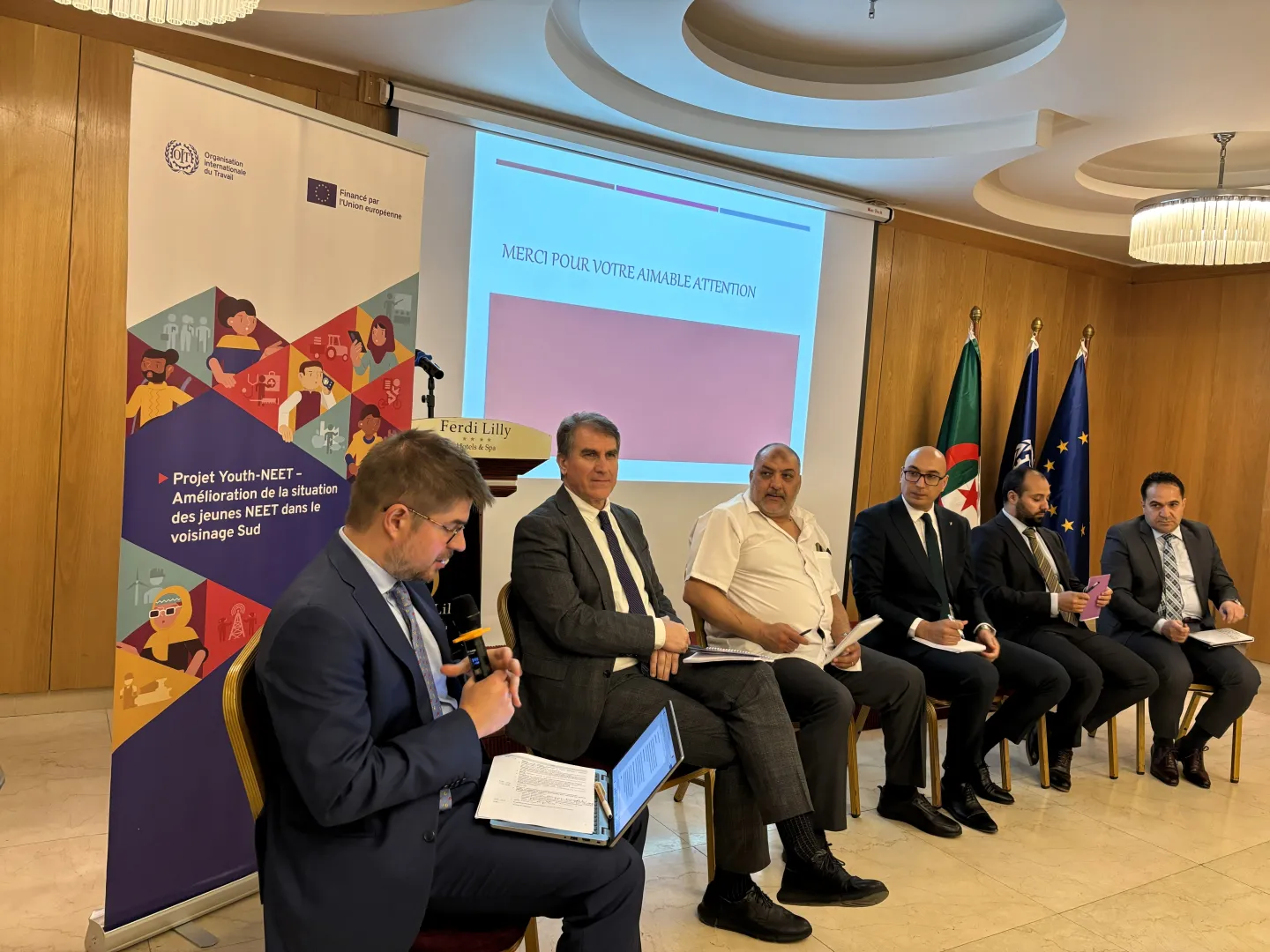 Panel d’intervenants participant à une discussion sur les politiques d’emploi et l’accompagnement des jeunes NEET en Algérie.