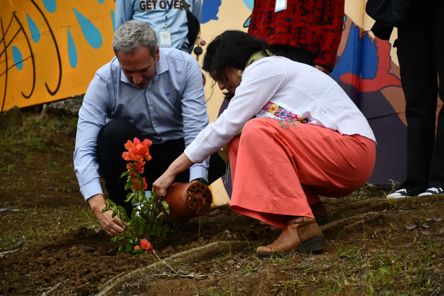 Durante el acto de inauguración se sembró una planta como símbolo de compromiso colectivo y esperanza