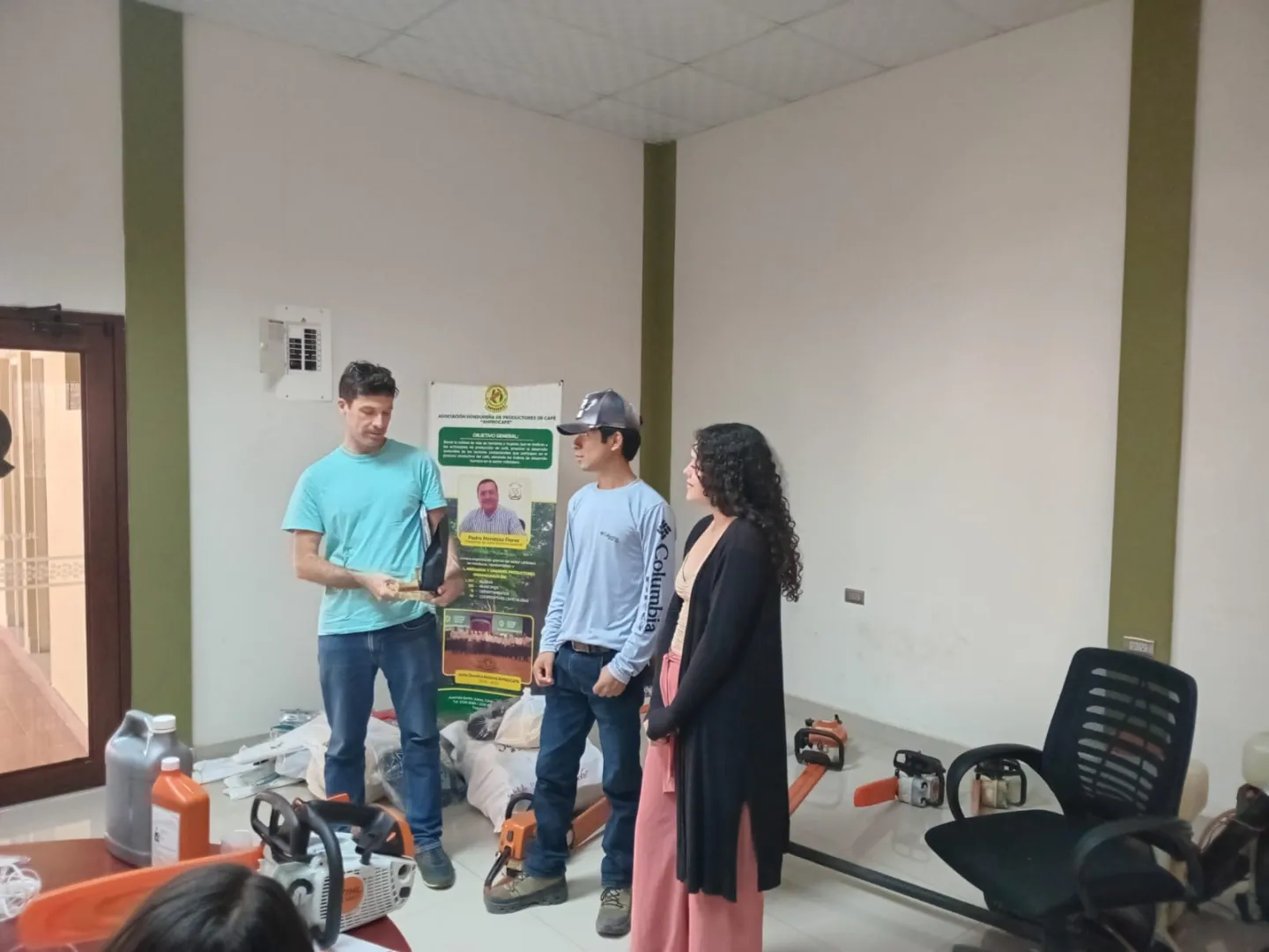 Wouter Cools, Director de proyecto Clear Supply Chains participa en una de las sesiones de formación “Prestador de Servicios de Manejo Agronómico del Cultivo del Cafédirigida a jóvenes. 