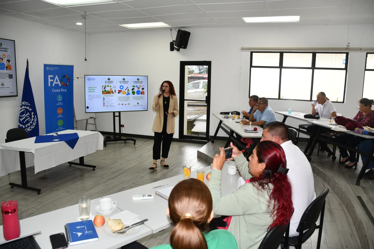 Ariana Rodríguez de la OIT expone sobre espacios de trabajo seguros y saludables: igualdad, no discriminación y prevención del acoso.