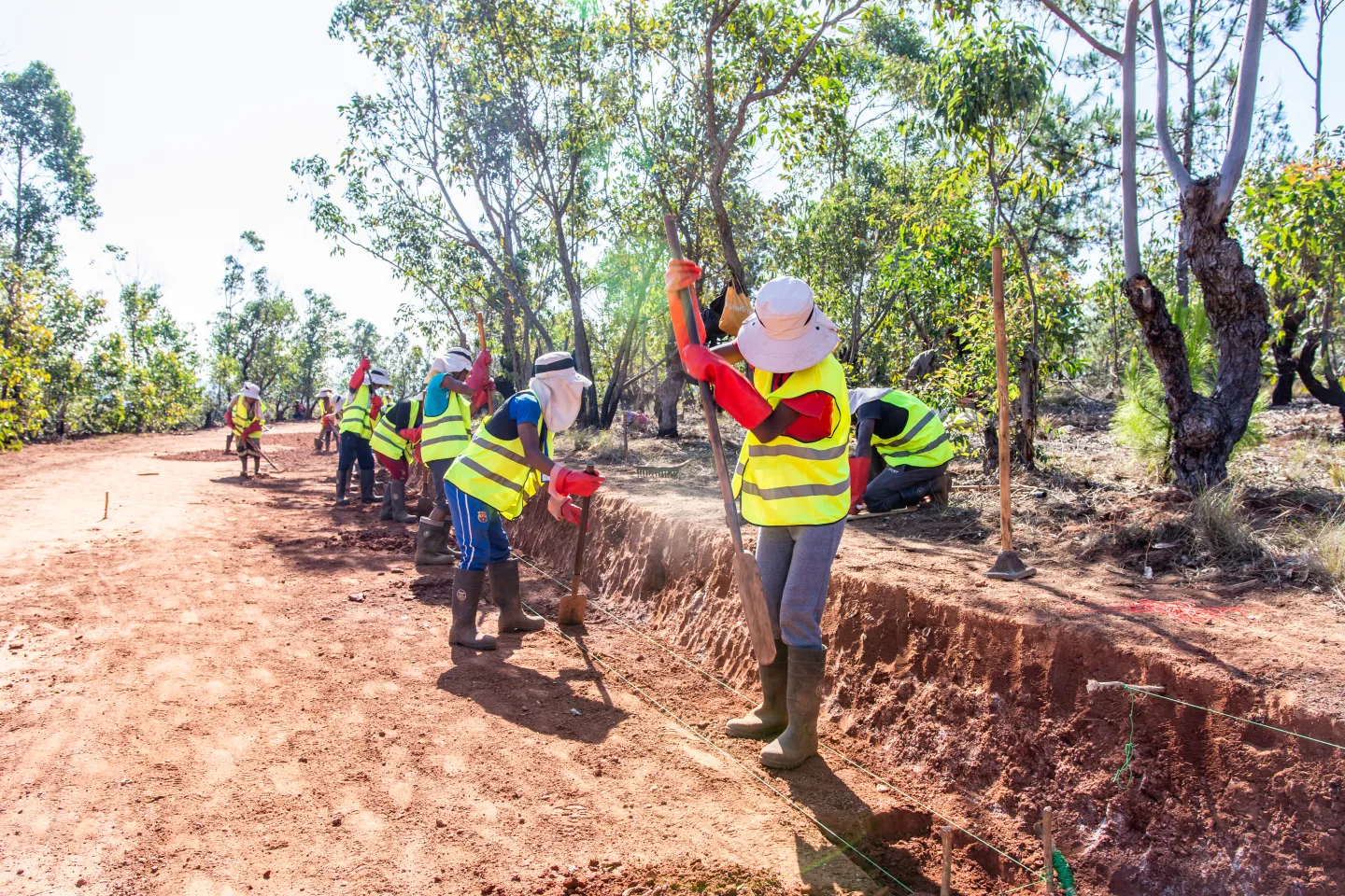 La main-d'oeuvre locale en pleins travaux de réhabilitation de la piste rurale à Fandriana Madagascar