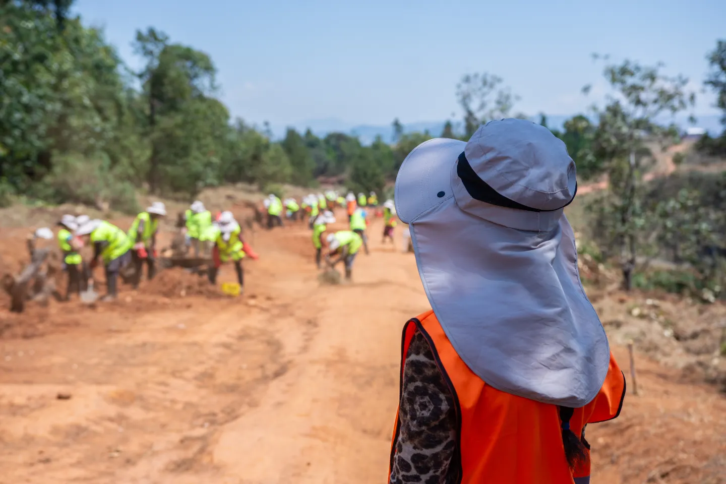 La cheffe de chantier et la main-d'oeuvre recrutées localement en pleine exécution des travaux à Fandriana Madagascar