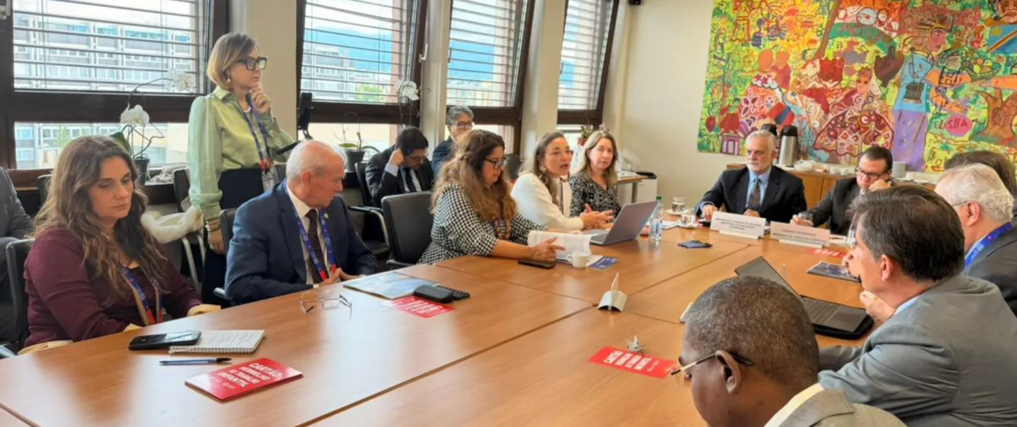 Participantes da OIT e da ABC participam da reunião