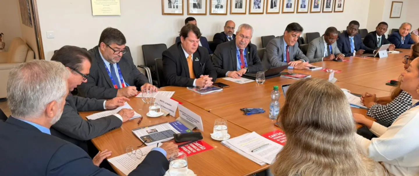 Representantes de organizações de trabalhadores e empregadores do Brasil participaram da reunião. 