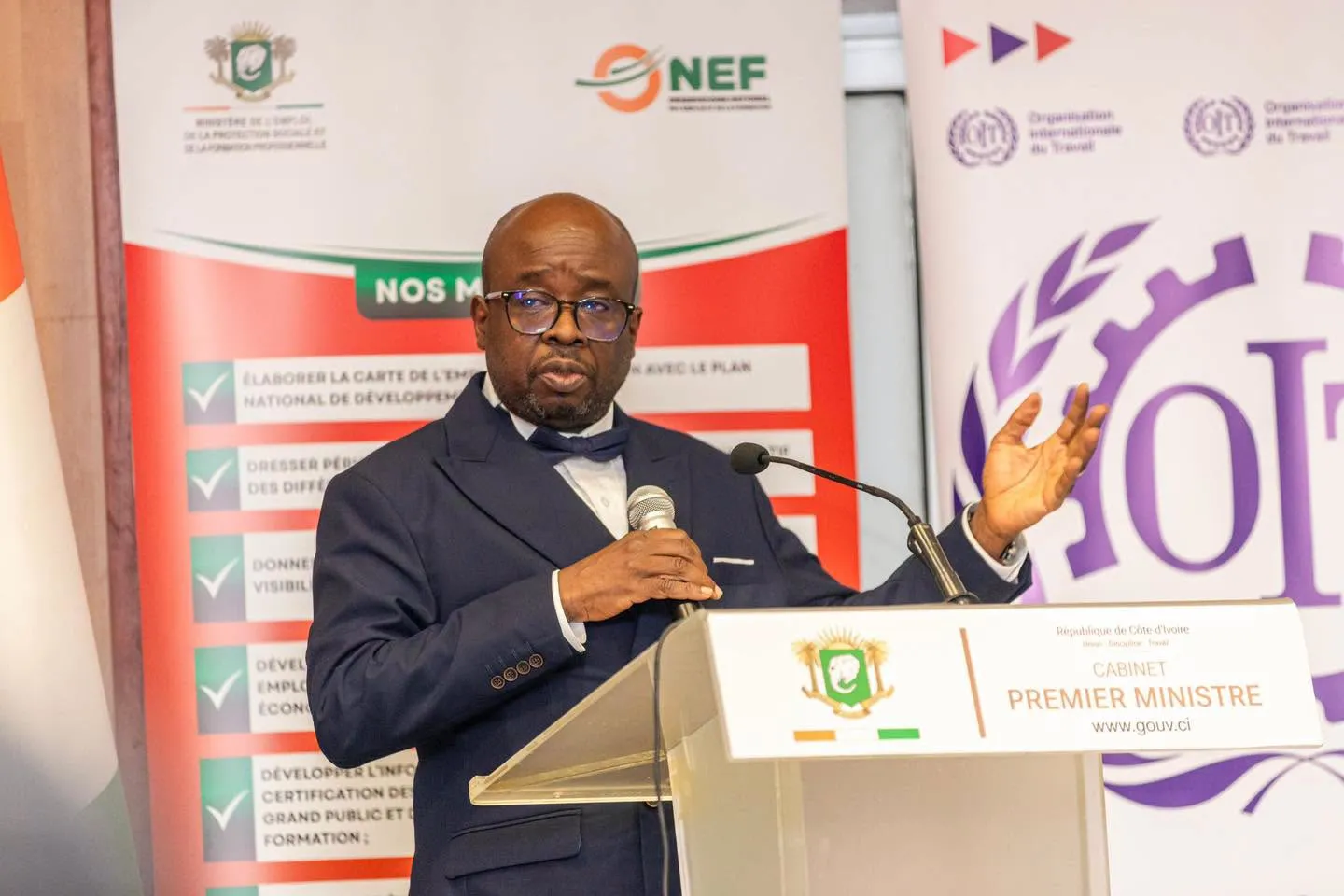 Émile Pénatien Koné, Directeur de l’Observatoire national de l’emploi et de la formation (ONEF), présentant quelques données du SIMT.