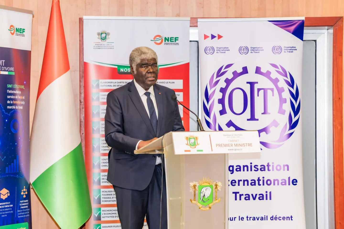 Le Premier Ministre Robert Beugré Mambé présente le SIMT, un nouvel outil au service de la gouvernance du marché du travail.