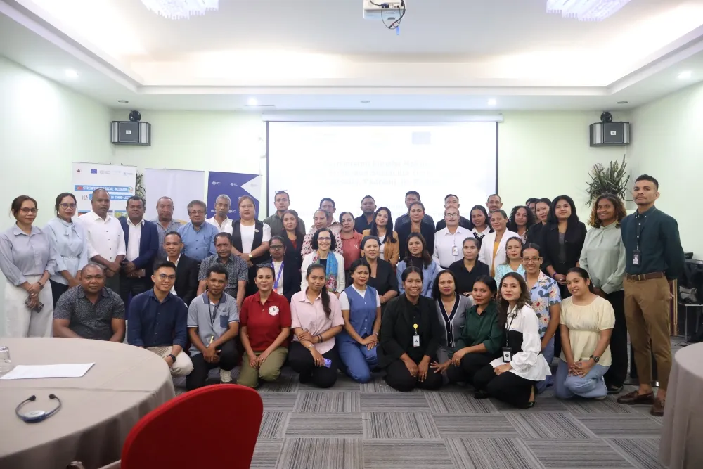 training participants taking a group picture 