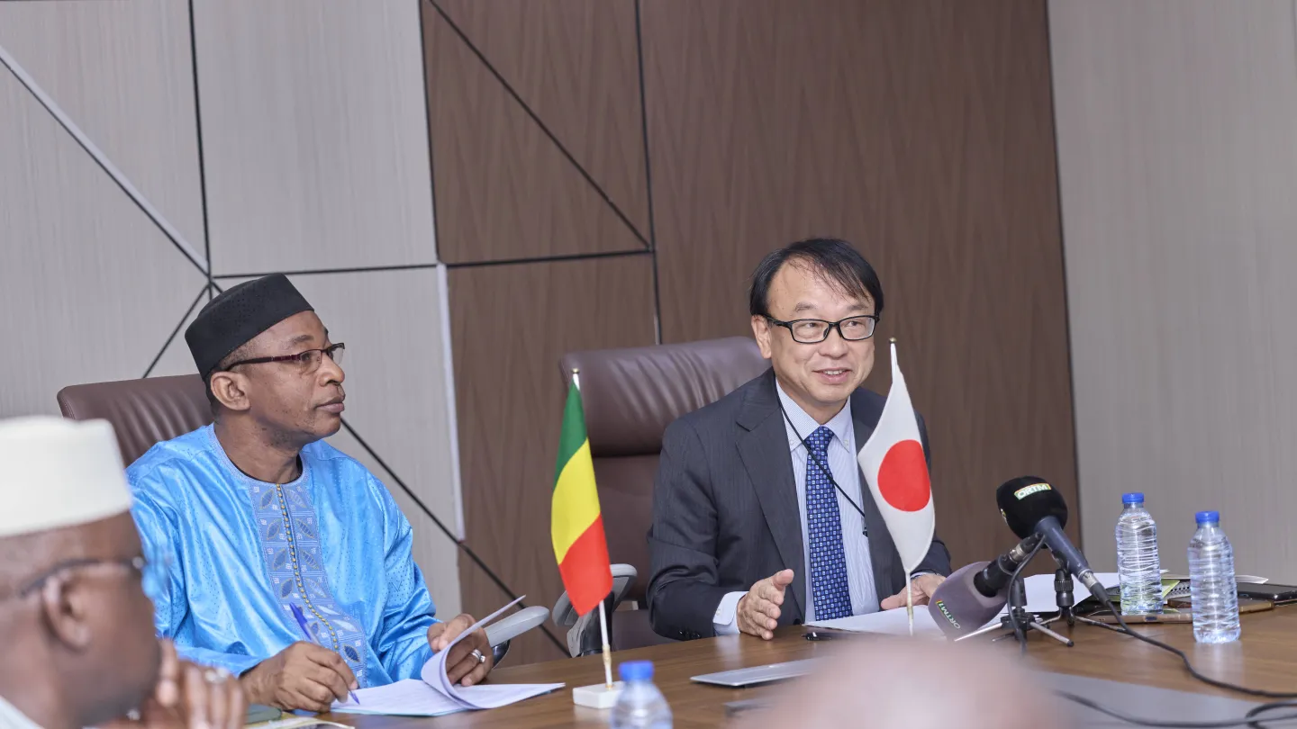 Son excellence Fassoun Coulibaly (Ministre du travail, de la fonction publique et du dialogue social du Mali ; M. MURATA Yukuo (Ambassadeur du Japon au Mali)