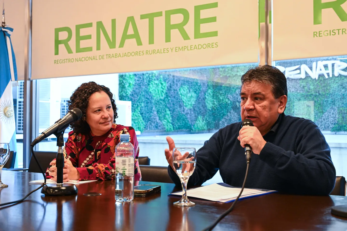Sara Luna Camacho, Directora de OIT Argentina y José Voytenco director del RENATRE y secretario general de la UATRE, hablan en la apertura de la jornada “Hacia una guía operativa para la migración laboral agrícola temporaria en Argentina”