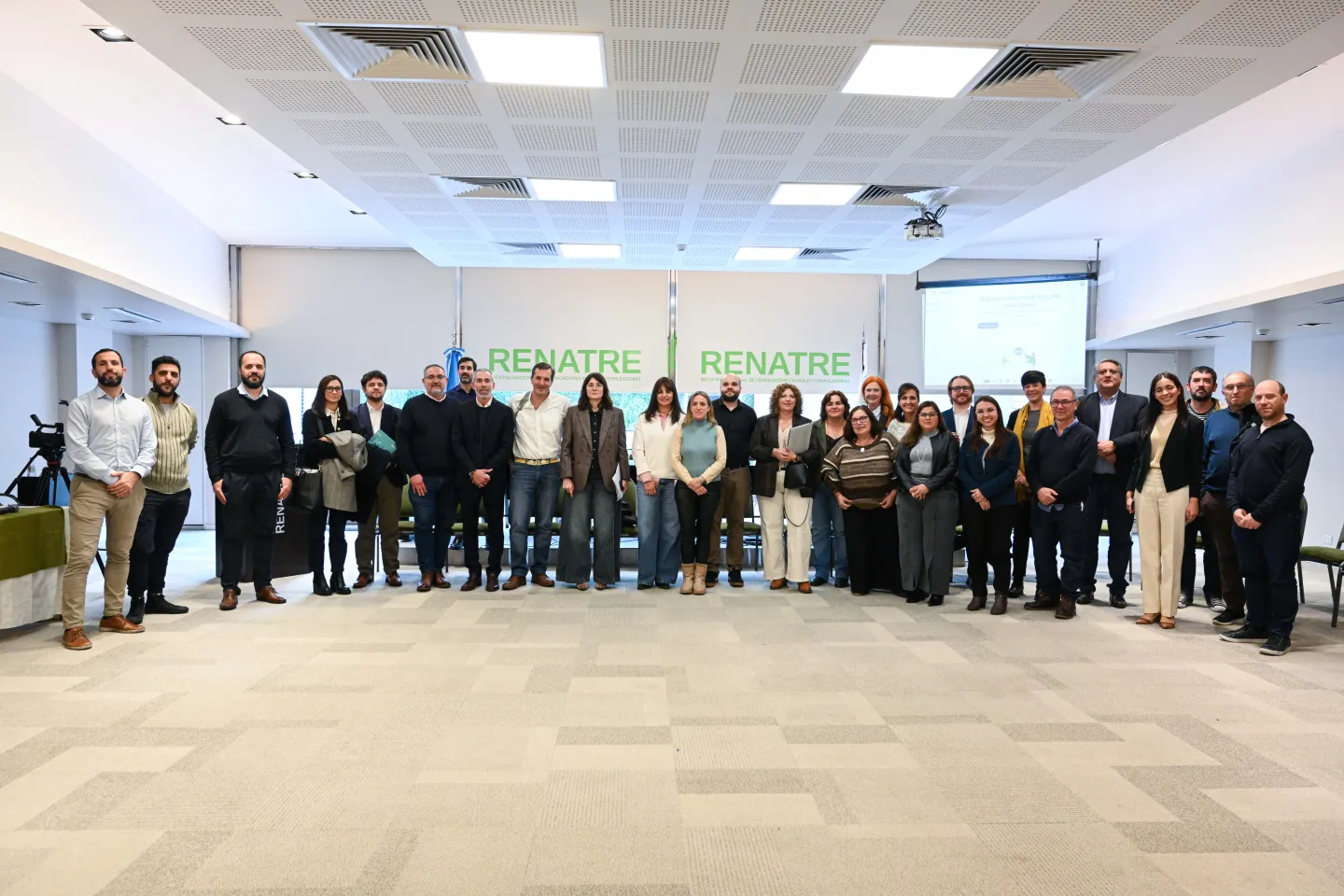 Participantes de la jornada del RENATRE y la OIT  para impulsar una guía para fortalecer la protección de trabajadores rurales migrantes temporarios en Argentina