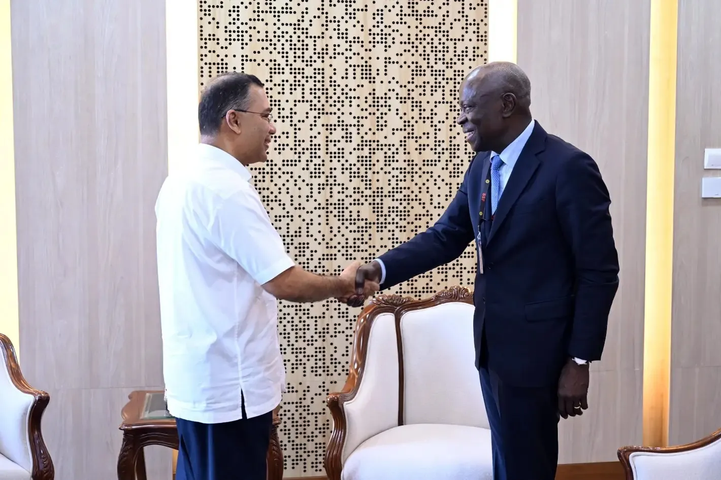 Le Directeur général de l’OIT, Gilbert F. Houngbo (à droite), serre la main au Premier ministre du Bangladesh, Tarique Rahman (à gauche).