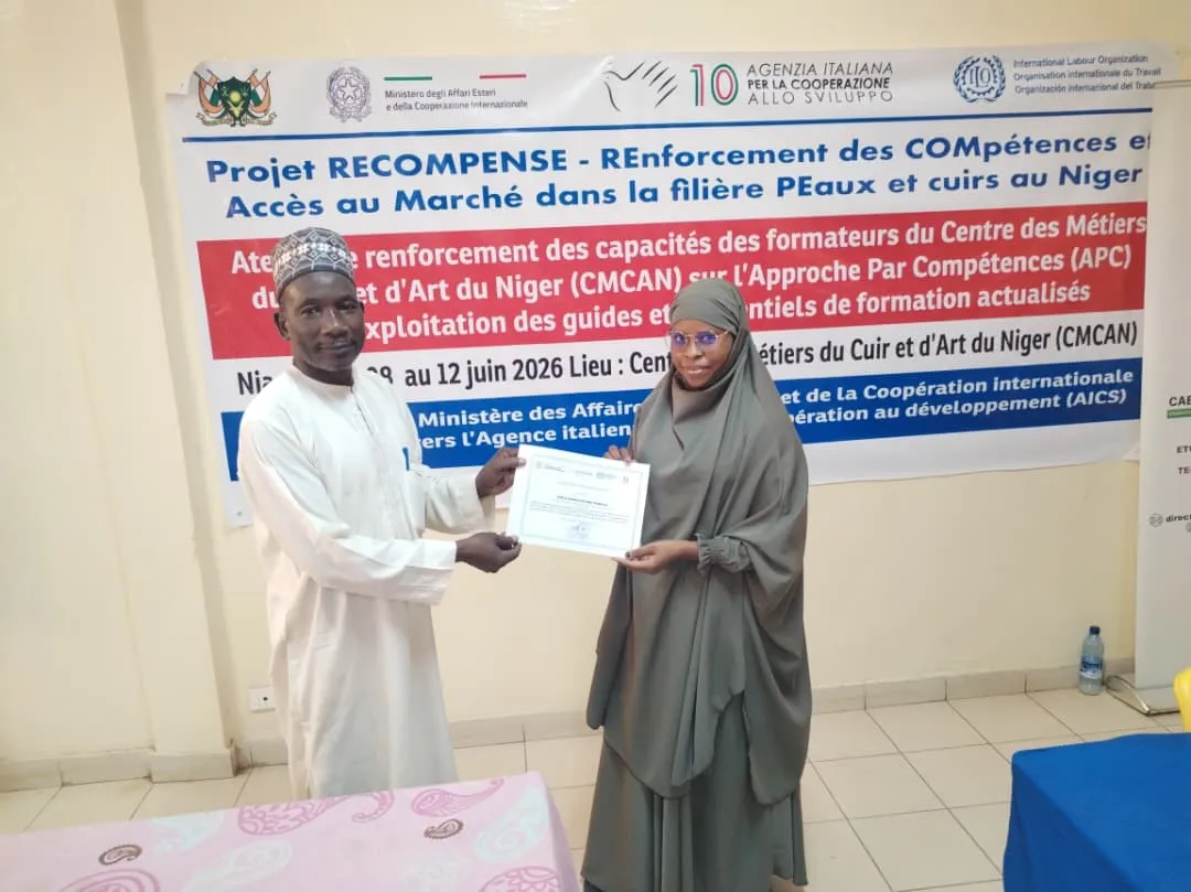 Nafissatou Elh Laminou, formatrice en tannerie, reçoit son certificat, marquant le renforcement de ses compétences pour mieux répondre aux besoins du marché du travail.