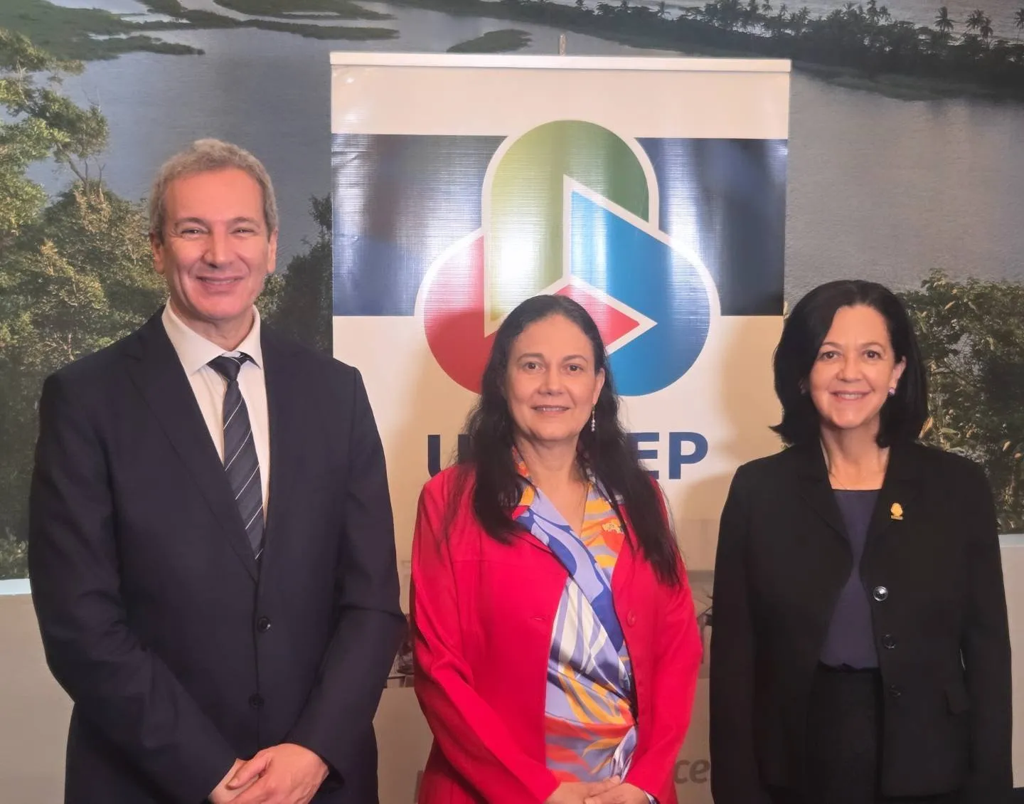 Eliel Hasson Nisis, director de OIT América Central, Panamá y República Dominicana; Maritza Hernández, presidenta de UCCAEP y Mercedes Flores Badilla ministra de Trabajo y Seguridad Social.