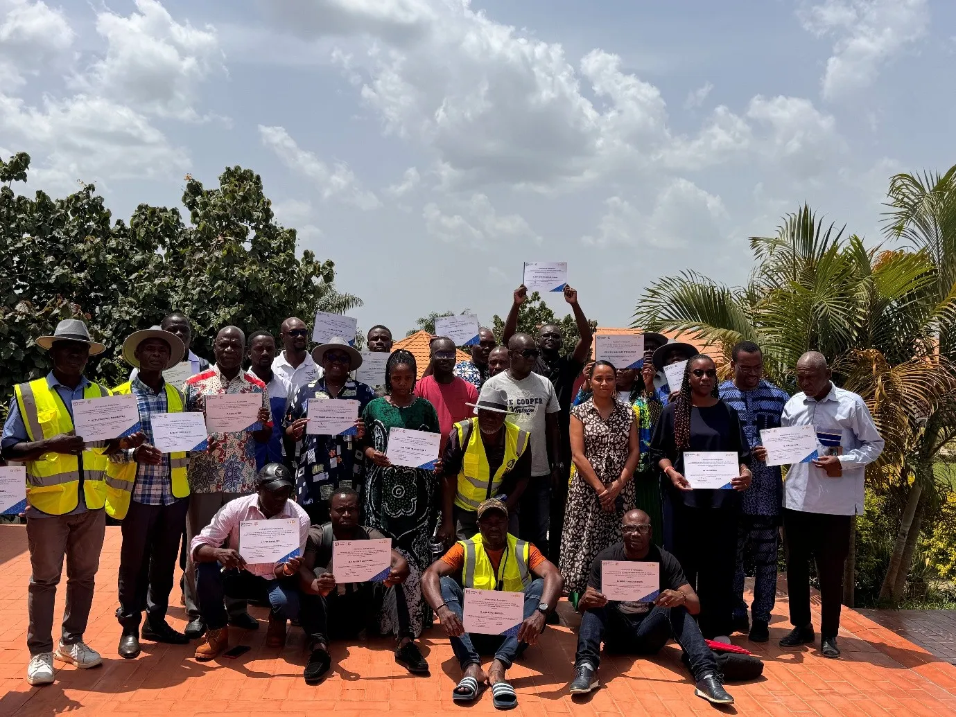 groupe montrant son certificat de participation