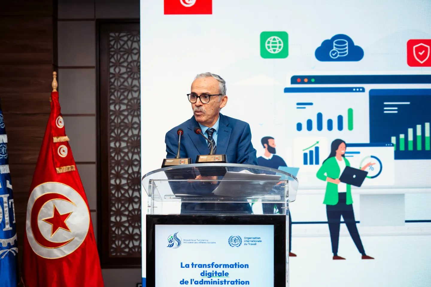 M. Issam Lahmar, Ministre des Affaires sociales de Tunisie, prononce une allocution au pupitre lors du lancement de la plateforme numérique de l’administration du travail.
