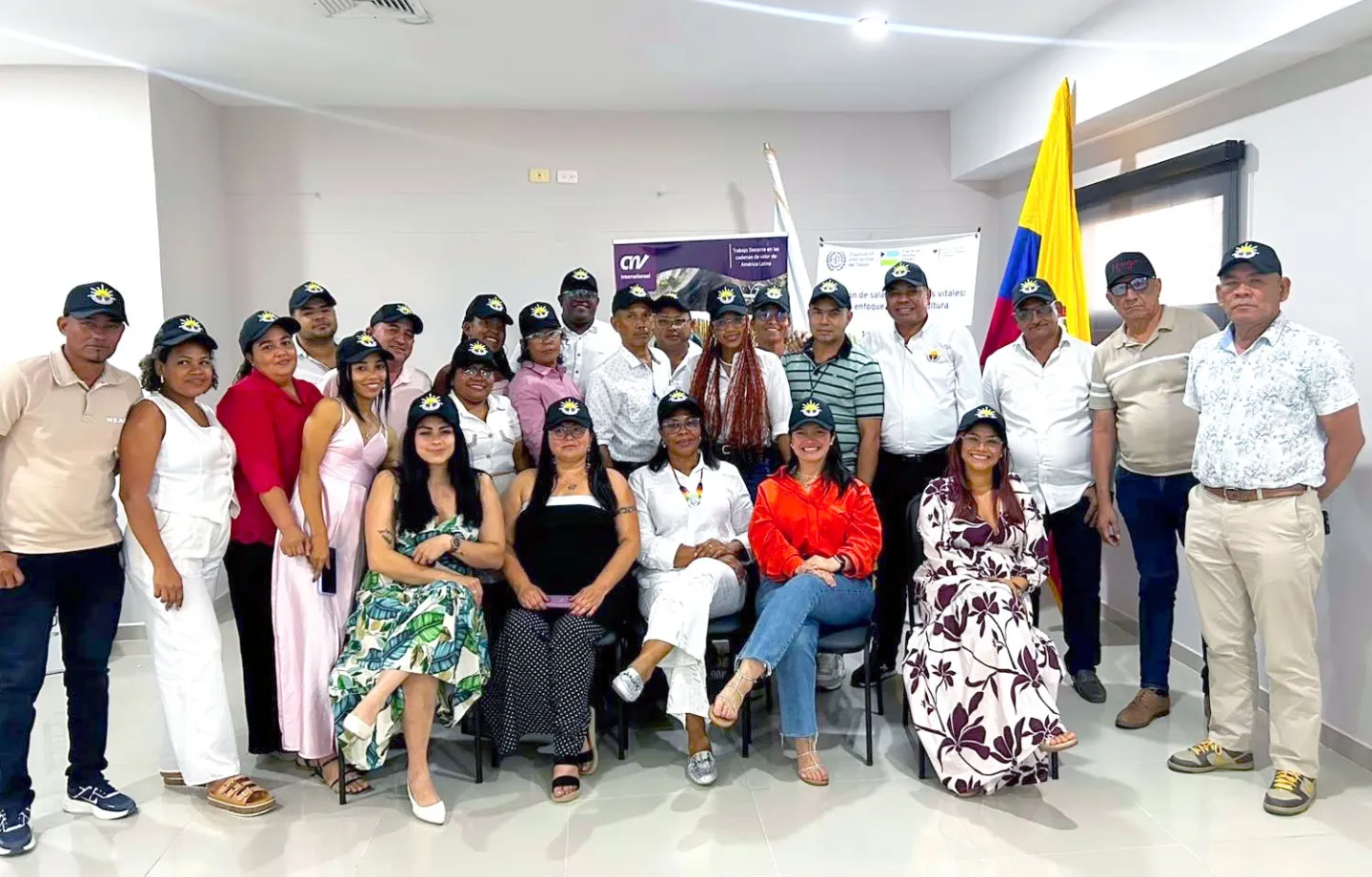 Grupo de personas compuesto por 12 mujeres y 12 hombres posando para la fotografía de cierre del programa