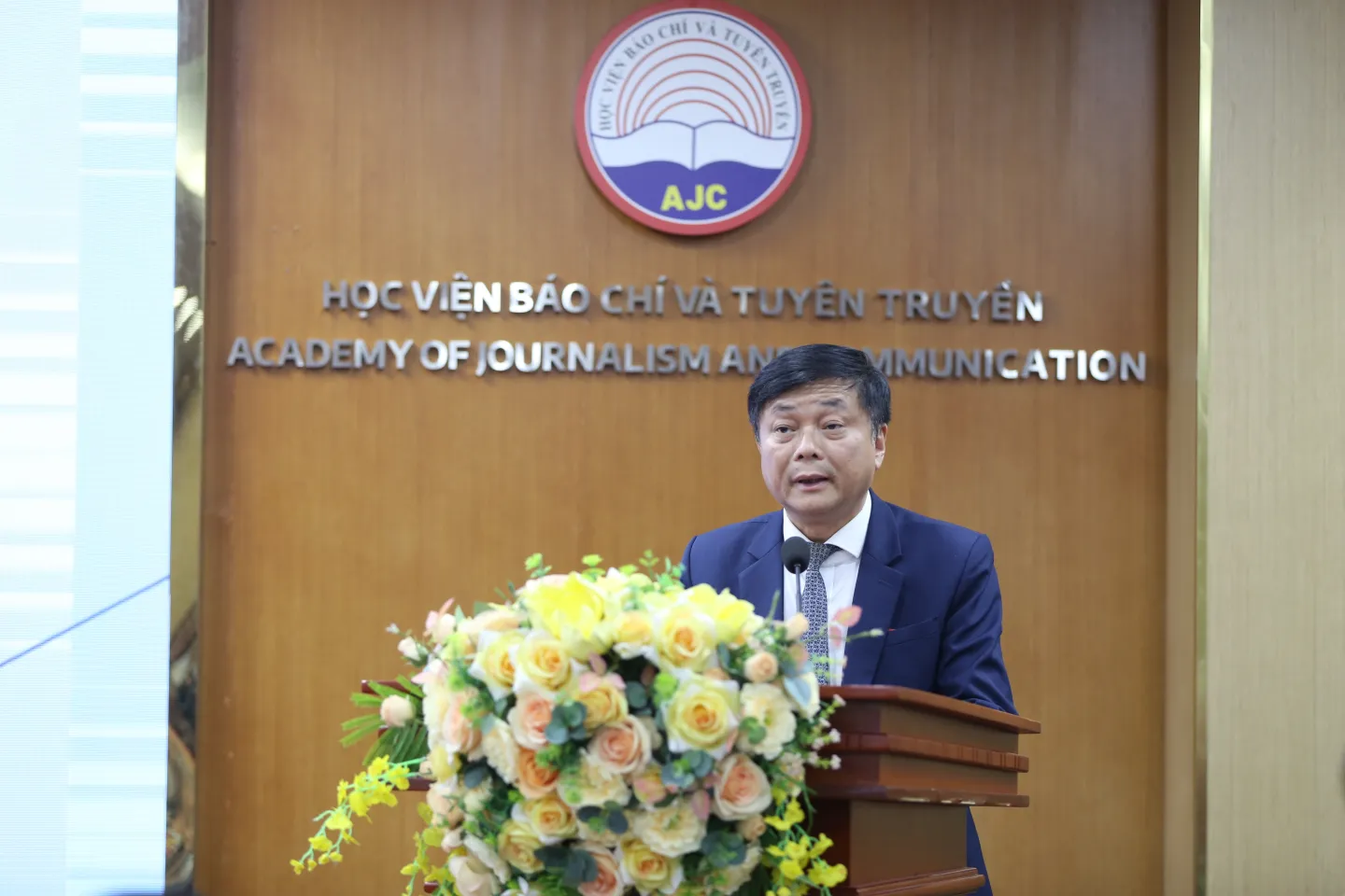 Associate Professor Dr. Pham Minh Son, Director of the Academy of Journalism and Communication, speaks at the event.