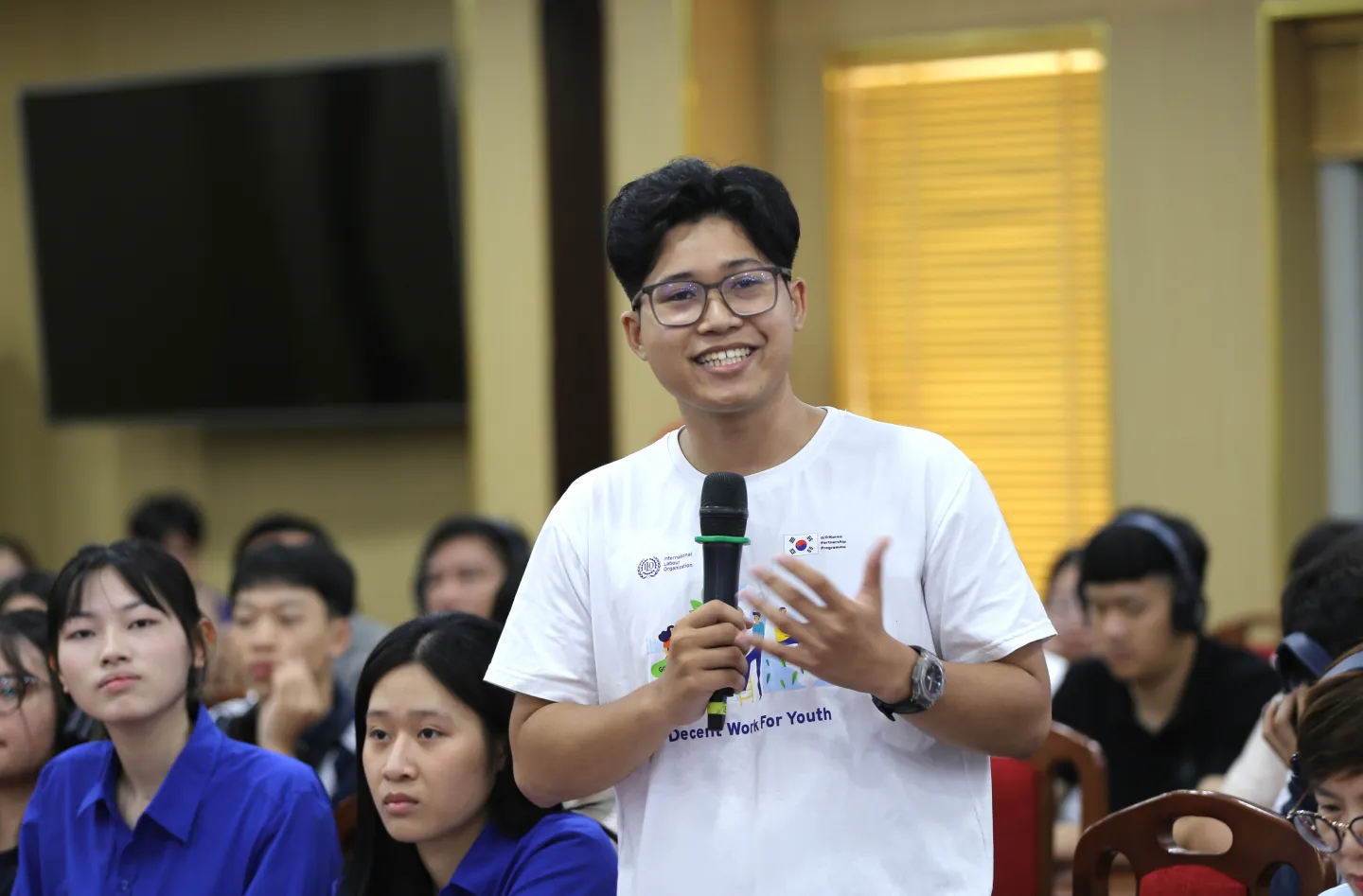 Nguyen Khoi, a member of the Youth Network for Decent Work and Green Jobs, asks a question to the speaker at the event. 