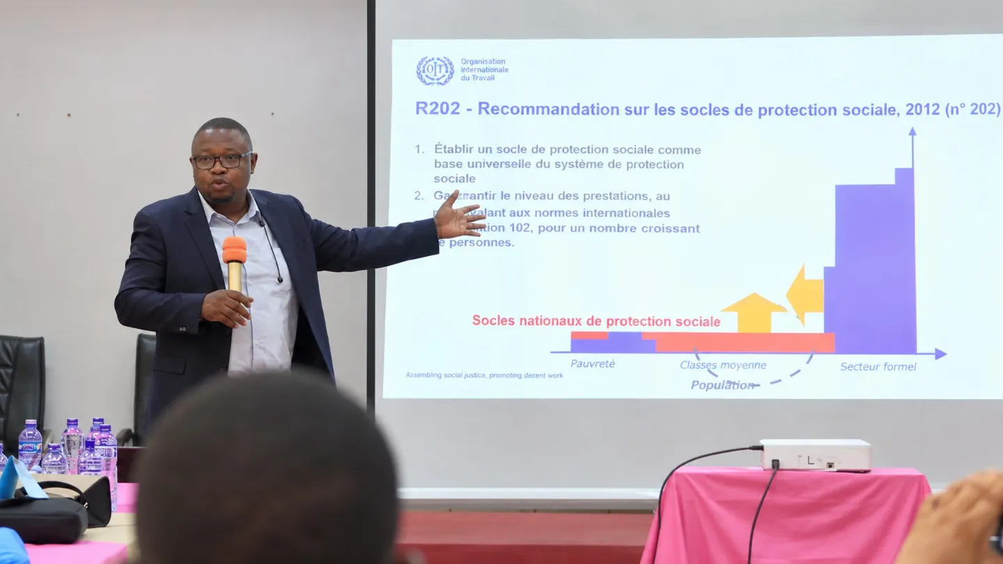 Un intervenant présente aux participants la recommandation de l’OIT sur les socles de protection sociale lors de l’atelier à Kinshasa.