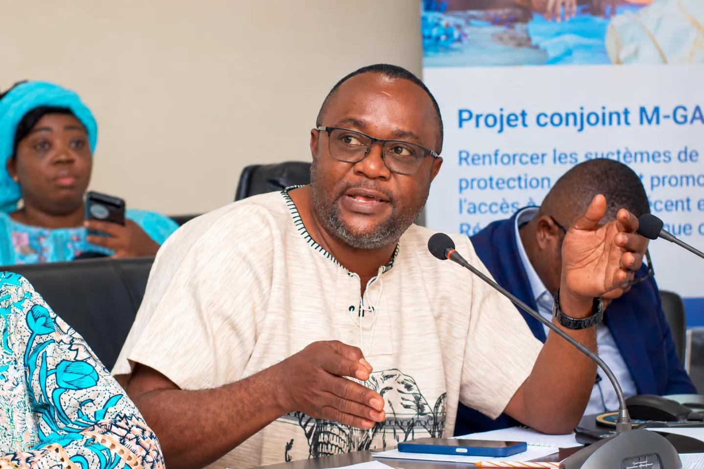 Un participant prend la parole lors de la réunion à Kinshasa.