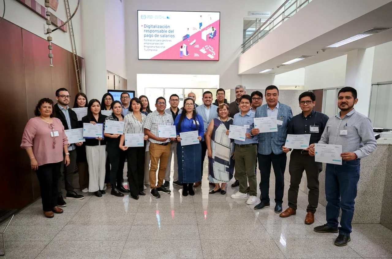 Grupo de asesores de Tu Empresa posa con certificados tras capacitación sobre digitalización responsable del pago de salarios en Lima.