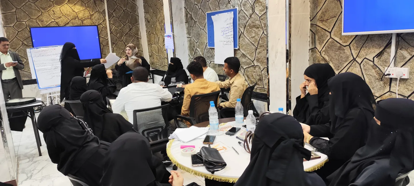 Participants discussing the Business Plans of their own projects during the entrepreneurship initiative, by the ILO in collaboration with the Chamber of Commerce and Industry in Taiz Governorate in Southwestern Yemen. 6/9/26