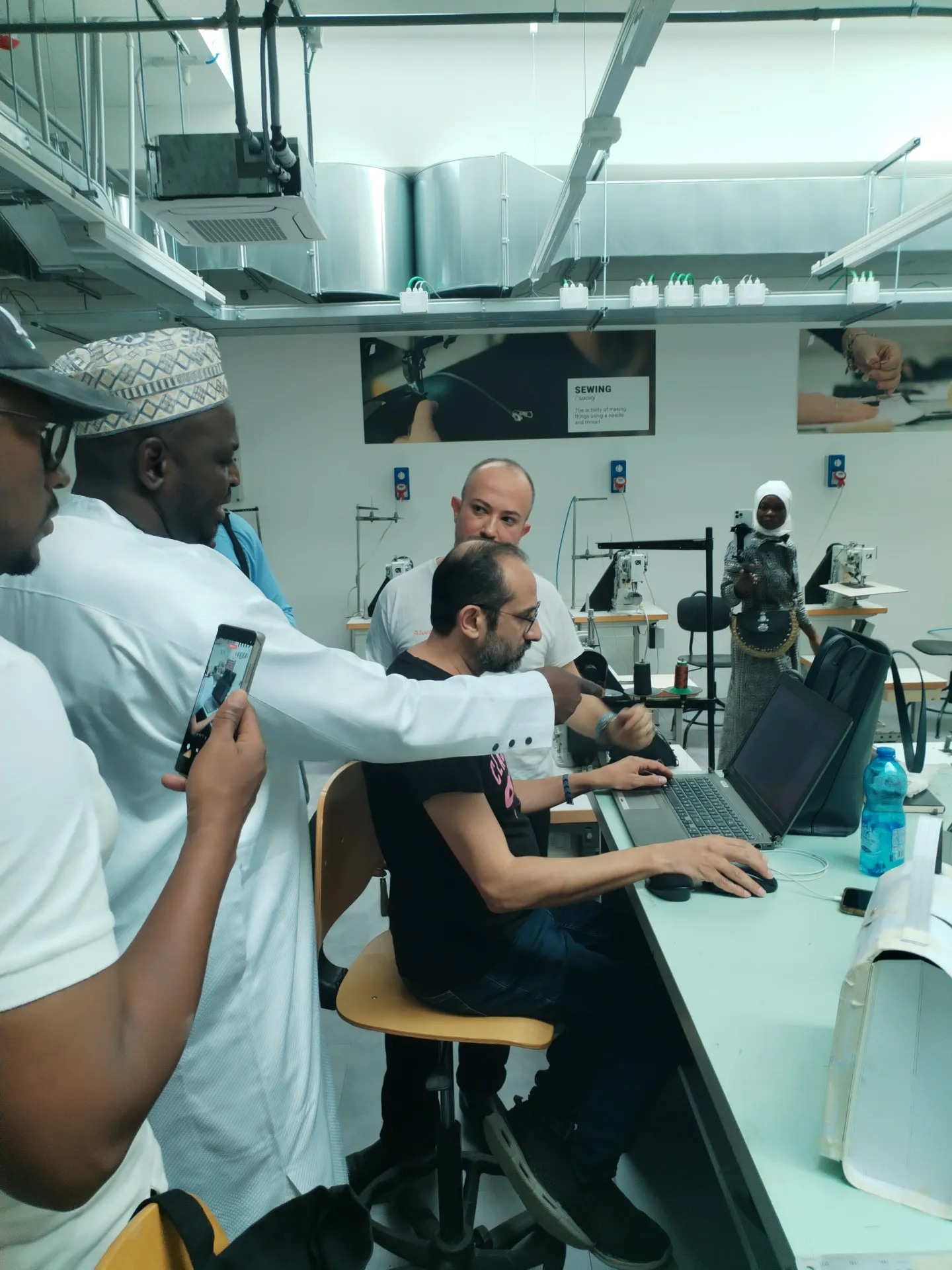 Délégation nigérienne s'informant sur les technologies nécessaires à la modernisation de la filière cuirs et peaux